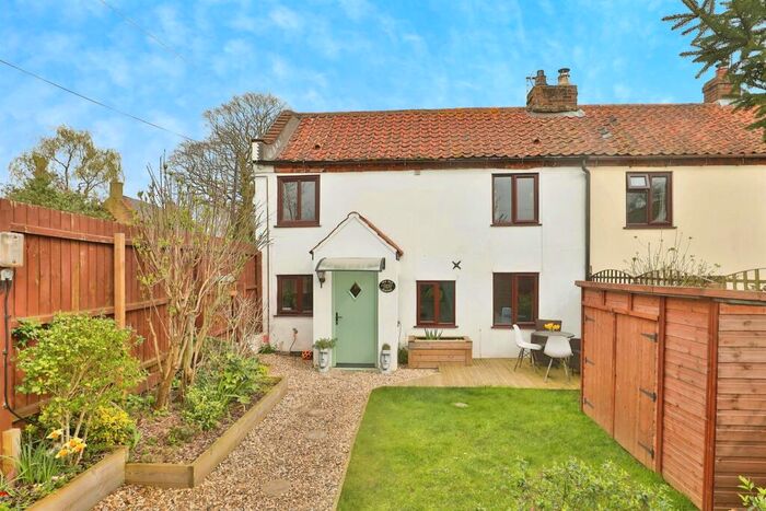2 Bedroom Character Property For Sale In The Street, Billingford, Dereham, NR20