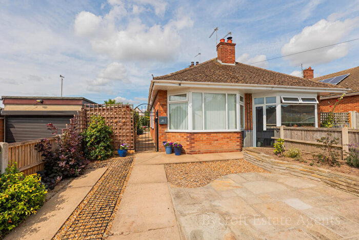 2 Bedroom Semi-Detached Bungalow For Sale In Chestnut Avenue, Bradwell, Great Yarmouth, NR31