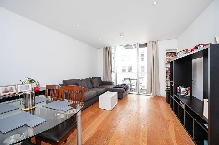 2 Bedroom Flat To Rent In Christopher Court, Leman Street, Aldgate, London, E1