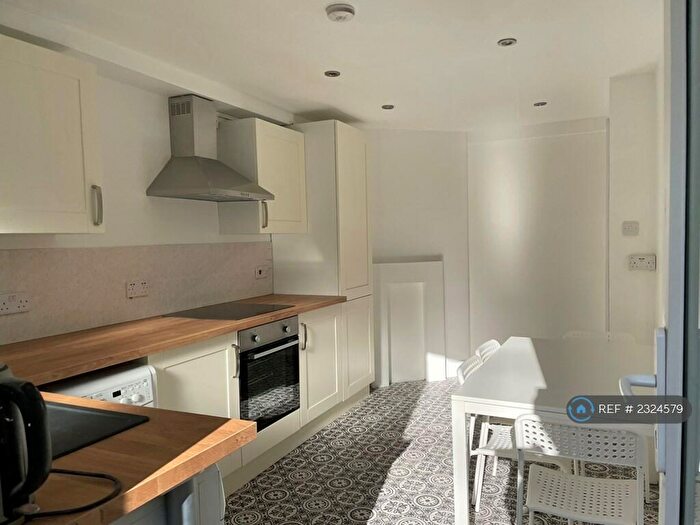 3 Bedroom Flat To Rent In Stanley Court, Birmingham, B15