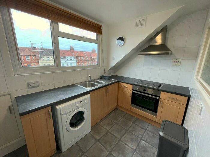 1 Bedroom Flat To Rent In Holdenhurst Road, Bournemouth, BH8