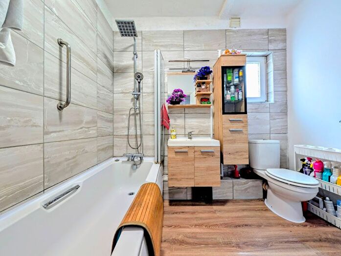 1 Bedroom Flat For Sale In Navarino Road, Worthing, BN11