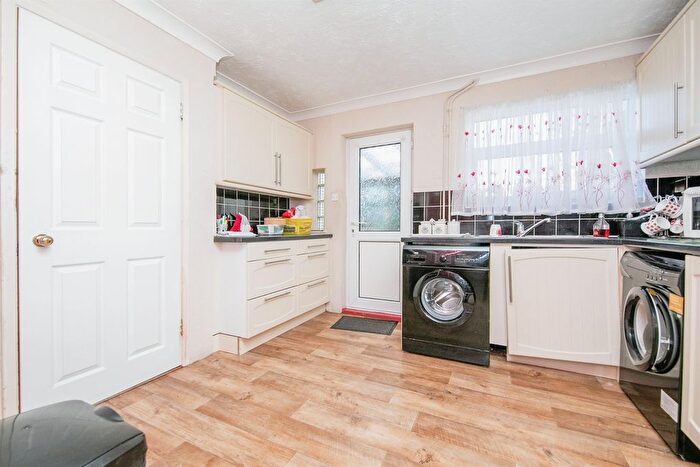 3 Bedroom End Of Terrace House For Sale In Hawthorn Avenue, Colchester, CO4