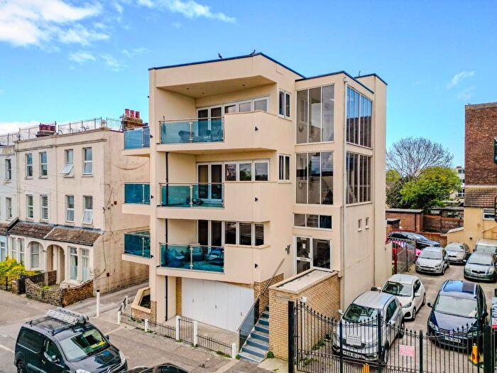 2 Bedroom Flat For Sale In Camper Road, Southend-On-Sea, SS1