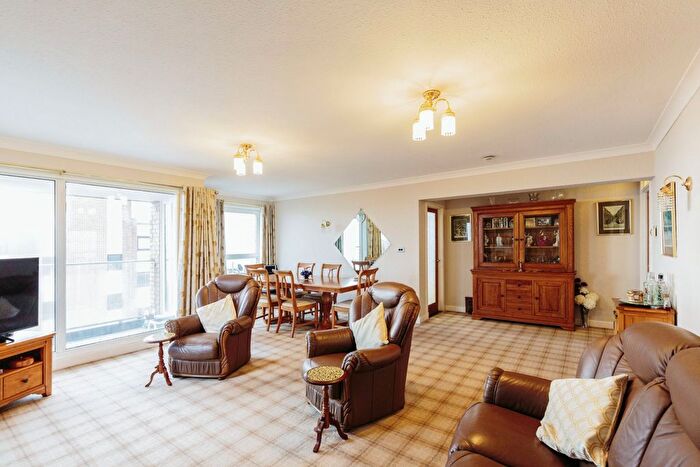 2 Bedroom Flat For Sale In North Promenade, Lytham St. Annes, Lancashire, FY8