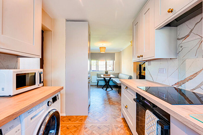 4 Bedroom Detached House For Sale In Green Lane, Leigh-on-sea, SS9