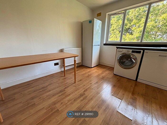 3 Bedroom Flat To Rent In Kings Avenue, London, N10