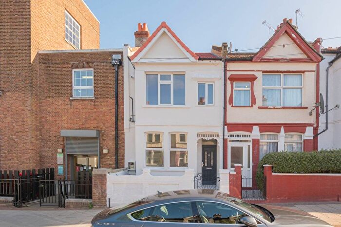 2 Bedroom Flat To Rent In Brudenell Road, Tooting Bec, London, SW17