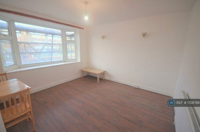 3 Bedroom Flat To Rent In Eastern Avenue, Ilford, IG2