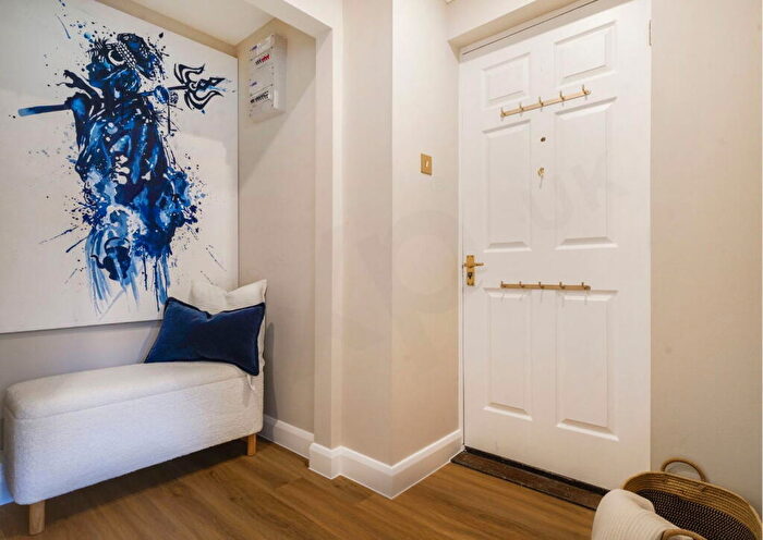 1 Bedroom Flat For Sale In Bunns Lane, Mill Hill, North West London, NW7