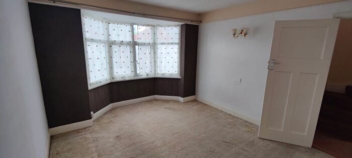 4 Bedroom Semi-Detached House To Rent In Little Road, Hayes, Middlesex, UB3