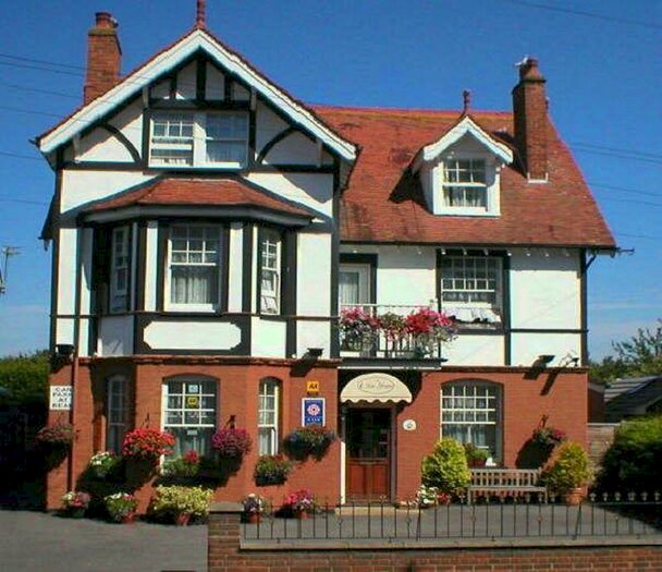 1 Bedroom Detached House To Rent In Available Now - Double Furnished En-Suite Room In Shared House - Lymington Road - Christchurch, BH23