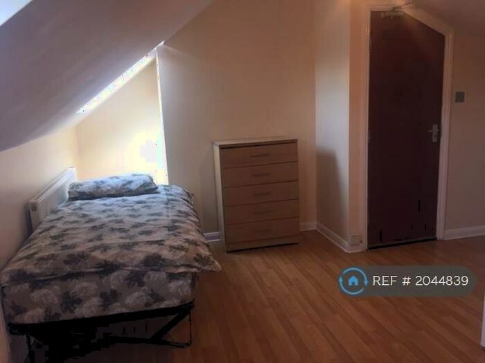 Studio To Rent In Rosebery Avenue, London, N17