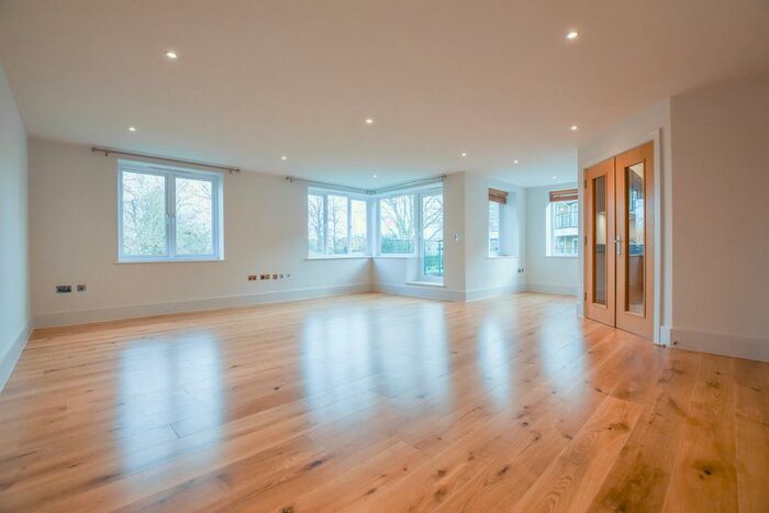 2 Bedroom Flat To Rent In Strand Drive, Kew, Richmond, TW9