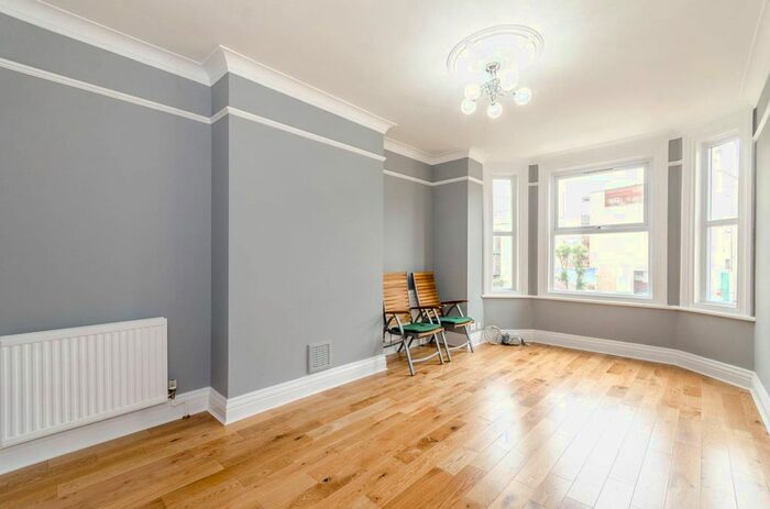 3 Bedroom Flat To Rent In High Road, Wood Green, London, N22