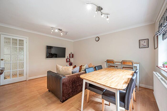 2 Bedroom Flat For Sale In Henry Road, New Barnet, Barnet, EN4