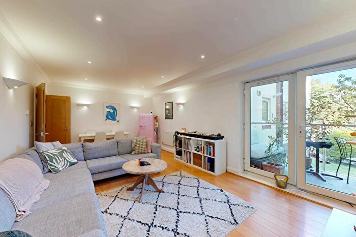 2 Bedroom Flat To Rent In Turners Hill Road, Pound Hill, RH10