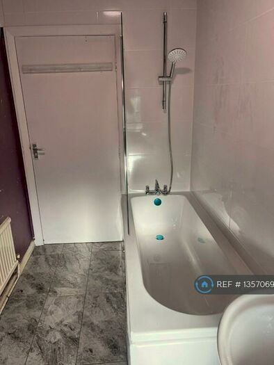 3 Bedroom Semi-Detached House To Rent In Victoria Square, Worksop, S80