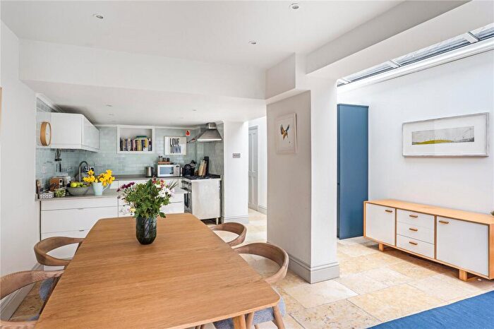 3 Bedroom End Of Terrace House For Sale In Appleby Road, Hackney, London, E8 - Photo 4