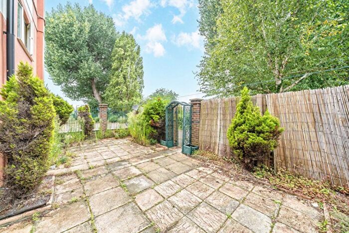 2 Bedroom Flat To Rent In Harlech Gardens, Heston, Hounslow, TW5