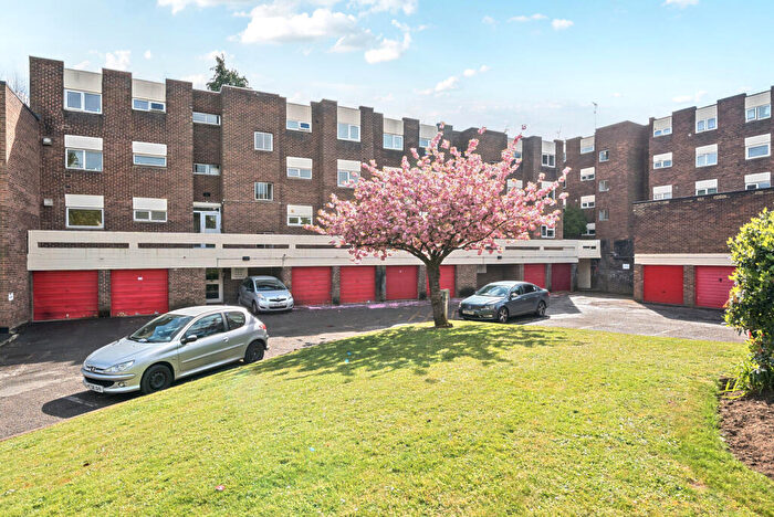 2 Bedroom Flat For Sale In Fairview Avenue, Woking, Surrey, GU22