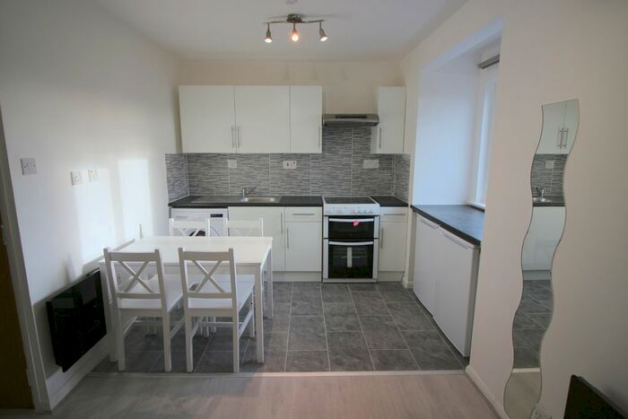 2 Bedroom Flat To Rent In Emerald Close, London, E16