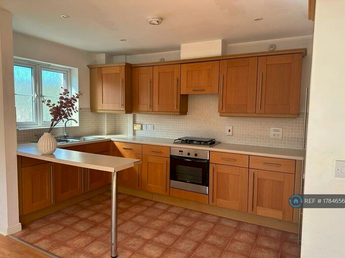 2 Bedroom Flat To Rent In Cranmer Court, Upminster, RM14