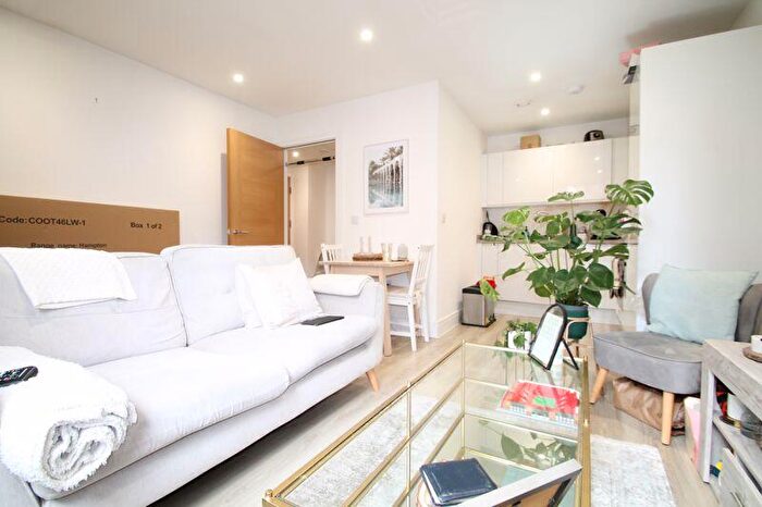 1 Bedroom Detached House To Rent In Desborough Road, High Wycombe, HP11
