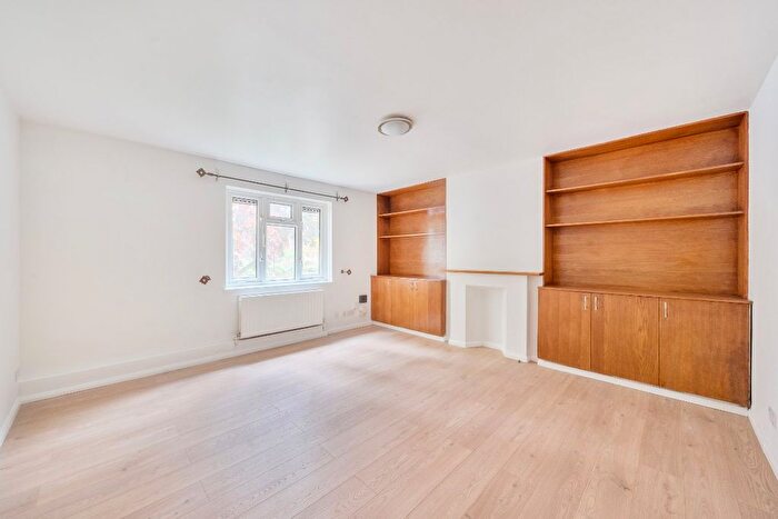 3 Bedroom Maisonette To Rent In Ham Street, Richmond, TW10
