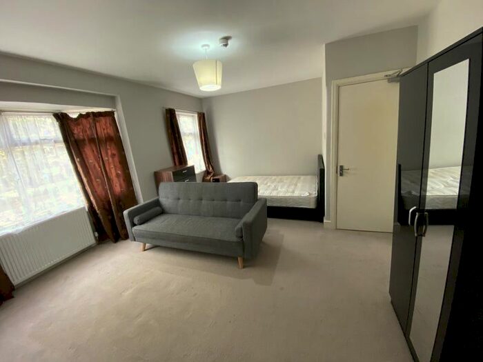 Studio To Rent In Brighton Road, South Croydon, CR2