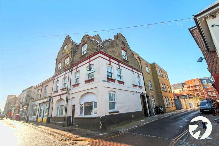 1 Bedroom Flat To Rent In Queen Street, Gravesend, Kent, DA12