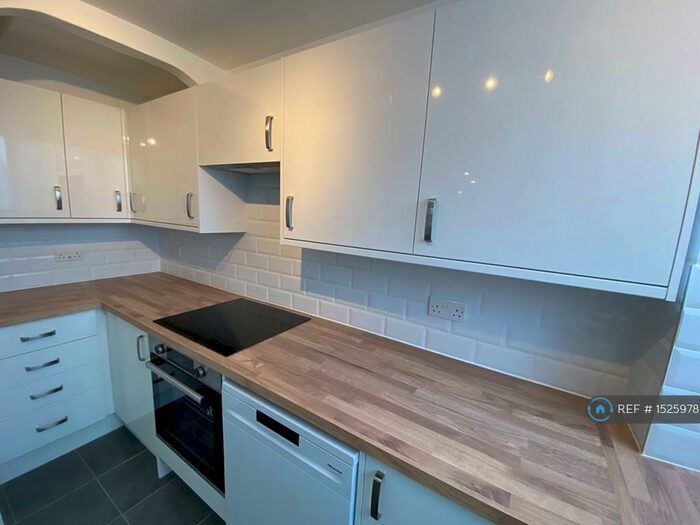 3 Bedroom Flat To Rent In Cell Barnes Lane, St. Albans, AL1