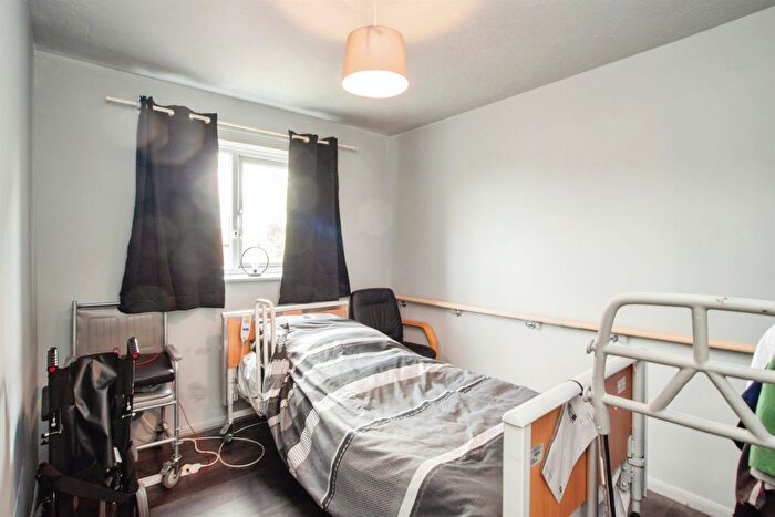 2 Bedroom Flat For Sale In Chenies Way, Watford, WD18