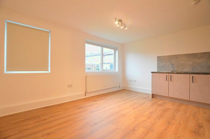 2 Bedroom Flat To Rent In Haig Close, St Albans, AL1