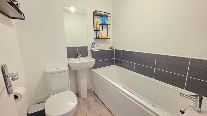 3 Bedroom End Of Terrace House For Sale In Brocklebank Way, Holdingham, NG34