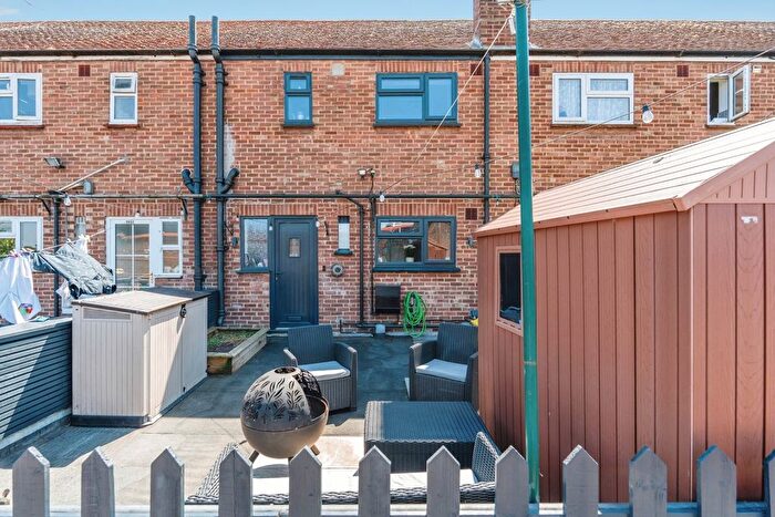 2 Bedroom Maisonette For Sale In Bitterne Road, Bitterne Village, Southampton, Hampshire, SO18