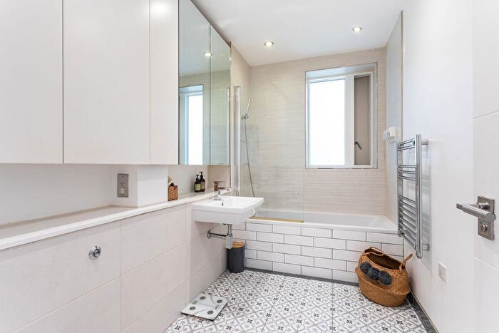 2 Bedroom Flat For Sale In Copenhagen Street, Islington, London, N1