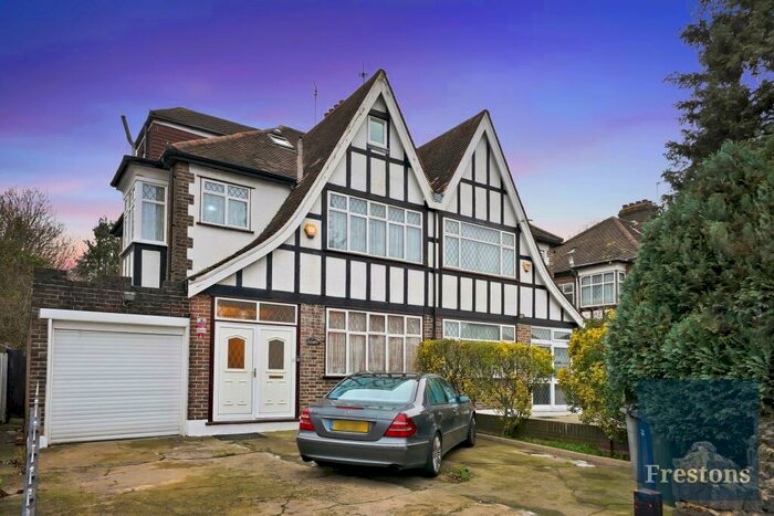 4 Bedroom Semi-Detached House To Rent In Chase Way, London, N14