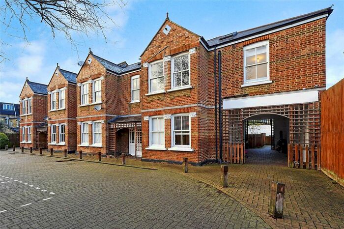 3 Bedroom Flat To Rent In Steele Road, Chiswick, London, W4