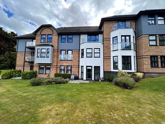 3 Bedroom Flat For Sale In Pwllycrochan Avenue, Colwyn Bay, LL29