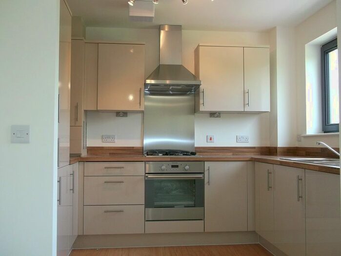 2 Bedroom Flat To Rent In Raven Close, Watford, WD18