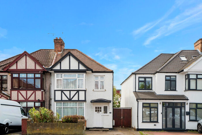 2 Bedroom Flat To Rent In Headstone Gardens, Harrow, HA2