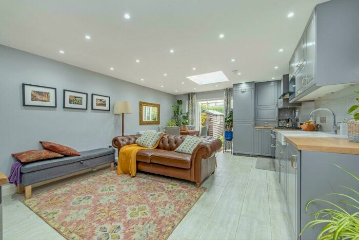 3 Bedroom End Of Terrace House To Rent In Bow Common Lane, London, E3