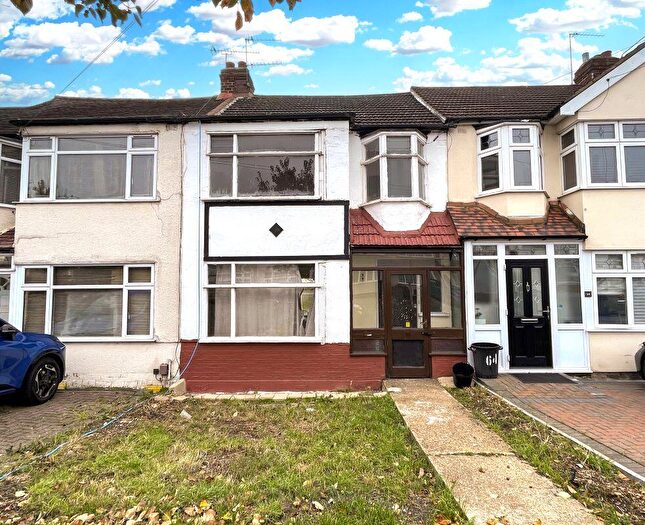 3 Bedroom Terraced House For Sale In The Drive, Collier Row, Romford, RM5