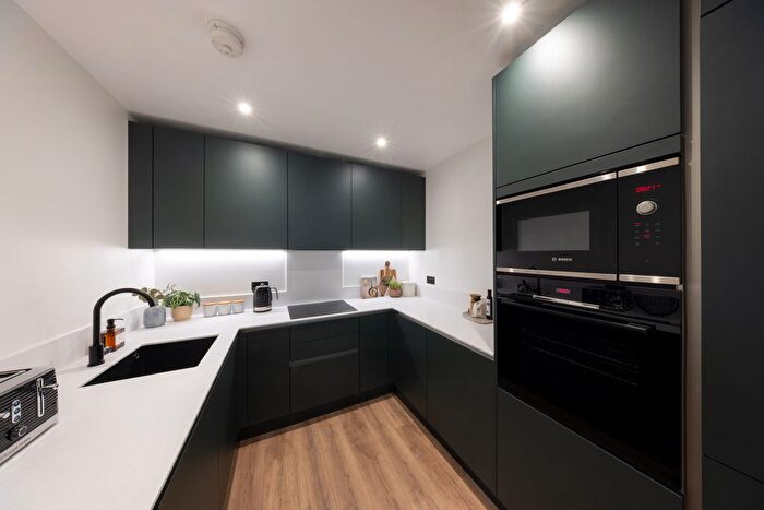 2 Bedroom Flat For Sale In Hawks Road, Kingston Upon Thames, KT1