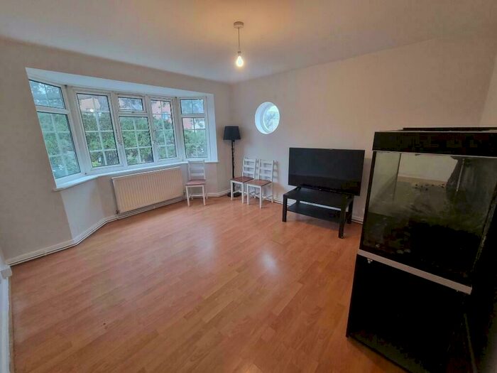 2 Bedroom Flat To Rent In Thicket Road, Sutton, Surrey, SM1