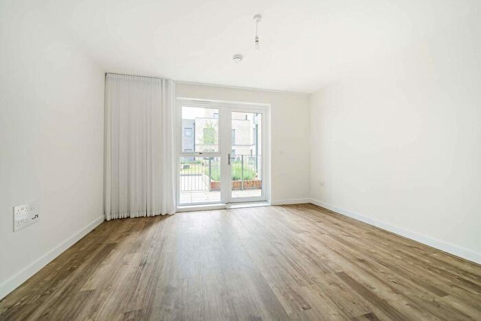 2 Bedroom Flat To Rent In Luctons Close, Loughton, IG10