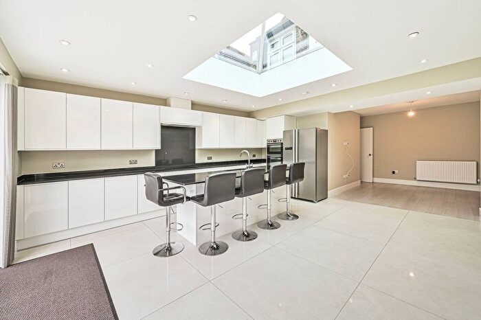 5 Bedroom Semi-Detached House To Rent In Osidge Lane, East Barnet, London, N14