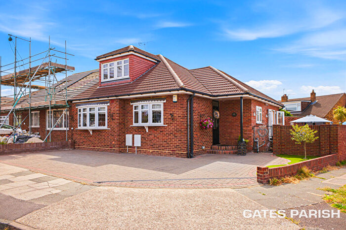 2 Bedroom Bungalow For Sale In Hunter Drive, Hornchurch, RM12