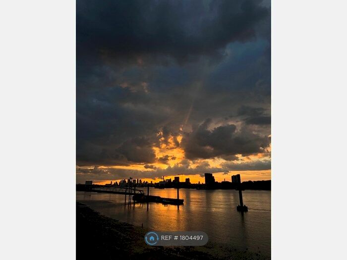 2 Bedroom Flat To Rent In Royal Carriage Mews, London, SE18